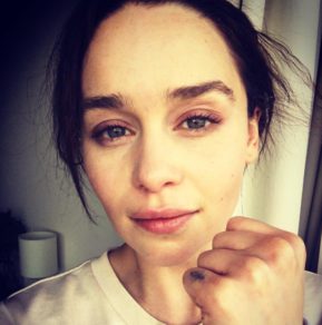 Emilia Clarke sin maquillar