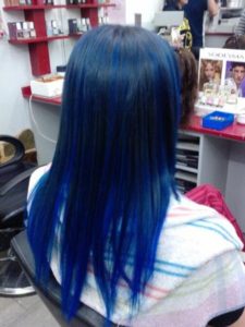 mechas azules para pelo largo