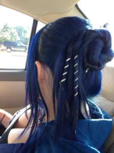 peinados con mechas azules